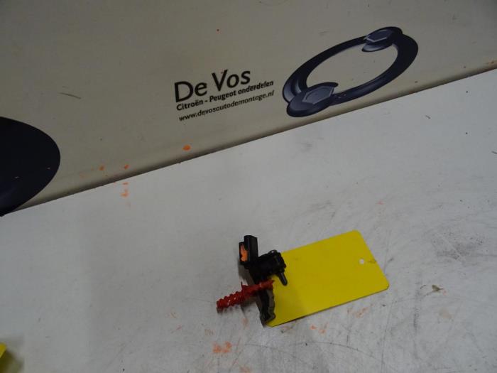 Usados Sensor BDP Peugeot 208 Precio € 15,00 Norma de margen ofrecido por De Vos Onderdelen