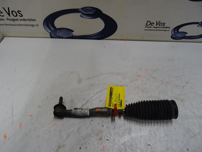 Tie rod, left from a Peugeot 107 1.0 12V 2013