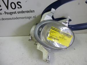 Used Spotlight, right Peugeot 206 (2A/C/H/J/S) 1.9 D Price € 25,00 Margin scheme offered by De Vos Autodemontagebedrijf