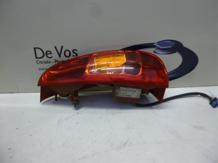 Taillight, left from a Peugeot 807 2.0 HDi 16V 120 2006