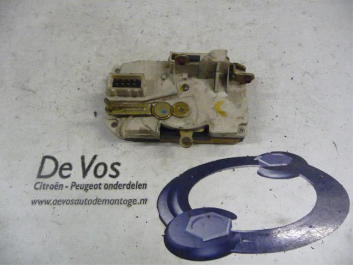 Türschlossmechanik 4-türig rechts vorne van een Fiat Ulysse (220) 1.9 Tds,EL 1996