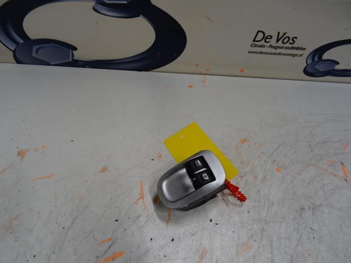 Usados Interruptor combinado de ventanillas Peugeot 206+ (2L/M) 1.4 XS Precio € 35,00 Norma de margen ofrecido por De Vos Onderdelen