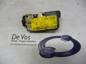 Używane Mechanizm blokady drzwi prawych tylnych wersja 4-drzwiowa Citroen Xantia (X1/2) 2.0i SX,VSX Cena € 35,00 Procedura marży oferowane przez De Vos Autodemontagebedrijf