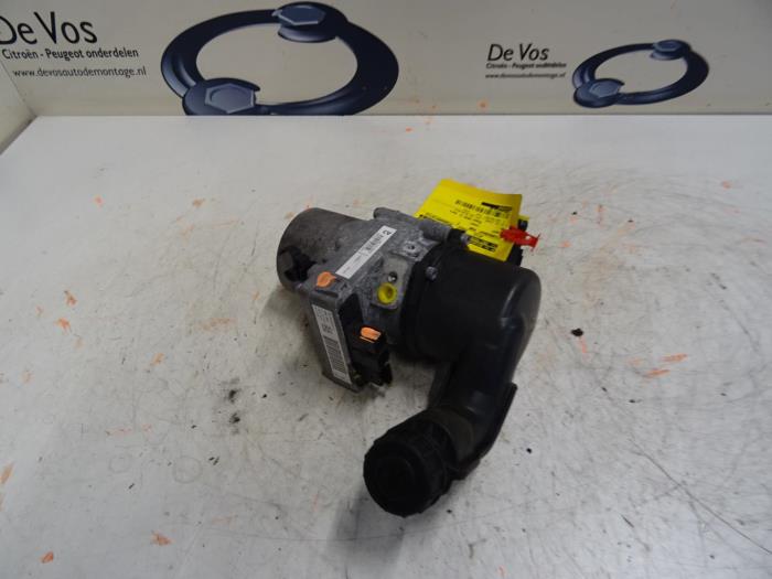 Power steering pump from a Peugeot 508 2015