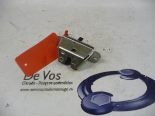 Usagé Mécanique de verrouillage hayon Peugeot 107 1.0 12V Prix € 10,00 Règlement à la marge proposé par De Vos Autodemontagebedrijf