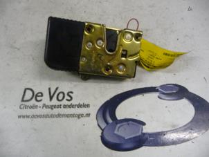 Używane Mechanizm blokady drzwi lewych wersja 2-drzwiowa Peugeot 806 2.0 16V Cena € 35,00 Procedura marży oferowane przez De Vos Autodemontagebedrijf