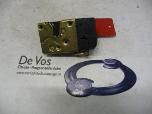 Używane Mechanizm blokady drzwi prawych wersja 2-drzwiowa Peugeot Partner 1.9 D Cena € 35,00 Procedura marży oferowane przez De Vos Autodemontagebedrijf