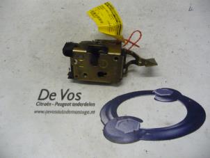 Used Door lock mechanism 2-door, right Peugeot Boxer (230P) 1.9D Price € 20,00 Margin scheme offered by De Vos Autodemontagebedrijf