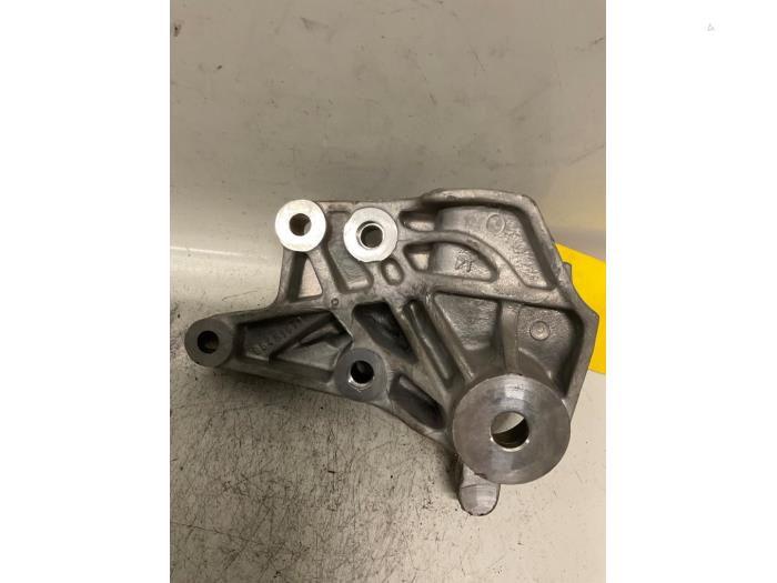 Engine mount from a Citroen C5 2010