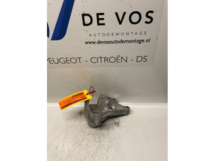 Engine mount from a Citroen C5 2010