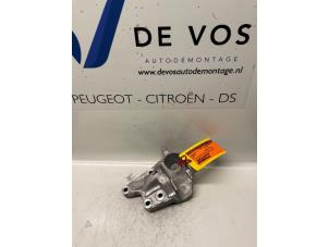 Engine mount from a Citroen C5 2010