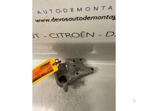 Engine mount from a Citroen C5 2010