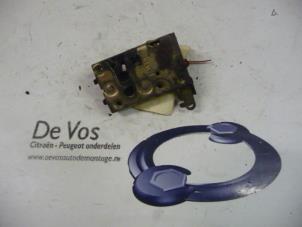 Used Front door lock mechanism 4-door, right Peugeot 405 Price € 25,00 Margin scheme offered by De Vos Autodemontagebedrijf