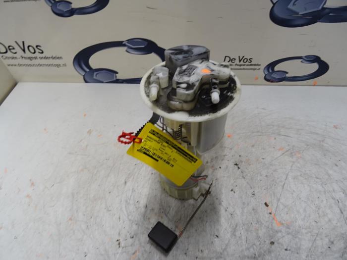 Electric fuel pump from a Peugeot 107 1.0 12V 2011