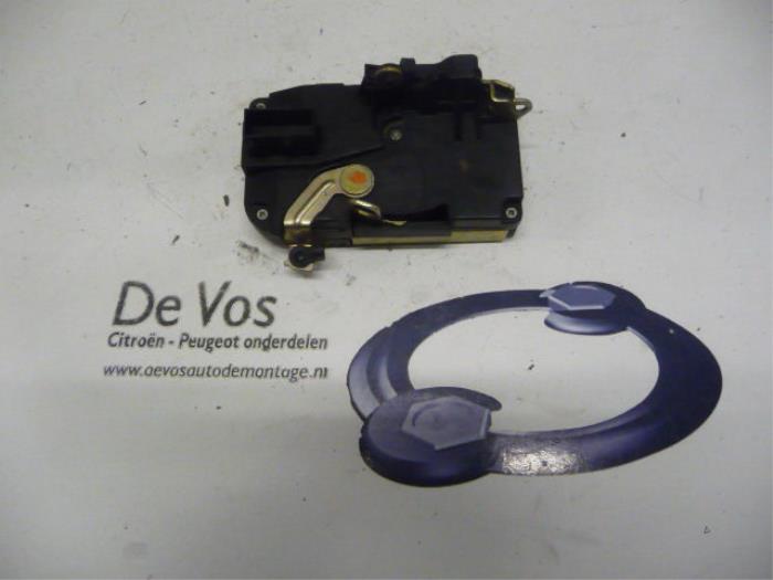 Door lock mechanism 2-door, right from a Peugeot 206 (2A/C/H/J/S) 1.1 XN,XR 1999