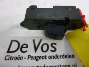 Used Electric window switch Citroen C-Crosser 2.4 16V Price € 35,00 Margin scheme offered by De Vos Autodemontagebedrijf