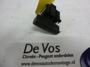 Usados Interruptor de freno de mano Citroen C6 (TD) 2.7 HDiF V6 24V Precio € 20,00 Norma de margen ofrecido por De Vos Autodemontagebedrijf