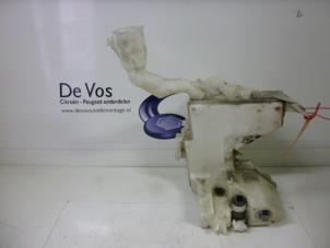 Usagé Réservoir lave-glace avant Peugeot 407 SW (6E) 2.2 16V Prix € 25,00 Règlement à la marge proposé par De Vos Autodemontagebedrijf