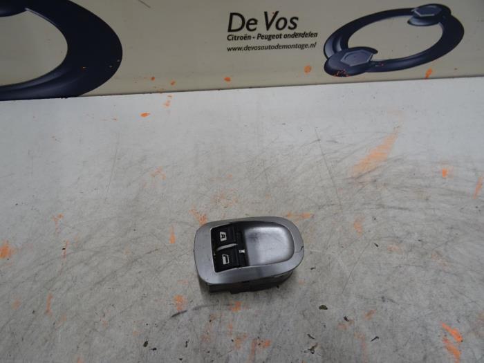 Usados Interruptor combinado de ventanillas Peugeot 206+ (2L/M) 1.4 XS Precio € 35,00 Norma de margen ofrecido por De Vos Onderdelen