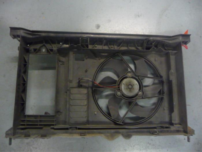 Cooling fan housing from a Peugeot 307 SW (3H) 2.0 HDi 110 FAP 2002