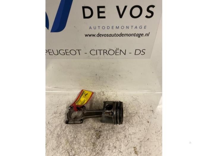 Usados Pistón Peugeot 407 (6D) 2.0 HDiF 16V Precio € 70,00 Norma de margen ofrecido por De Vos Onderdelen