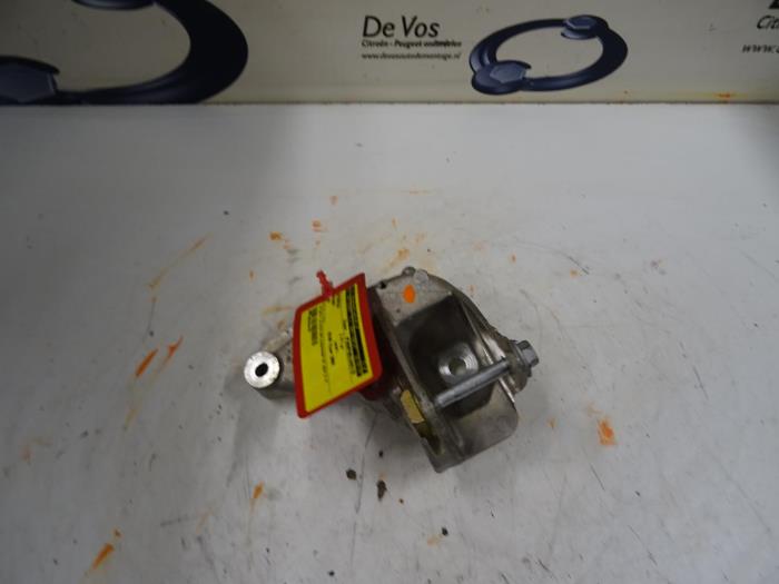 Usagé Support moteur Peugeot 407 (6D) 2.0 16V Prix € 20,00 Règlement à la marge proposé par De Vos Onderdelen