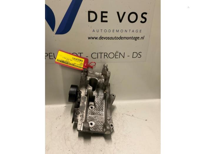 Usagé Support dynamo bas Peugeot Boxer (244) 2.2 HDi Prix € 45,00 Règlement à la marge proposé par De Vos Onderdelen