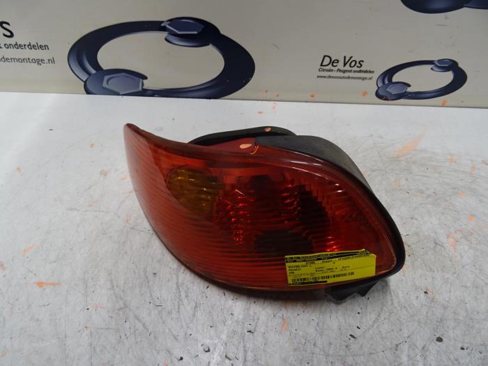 Taillight, left from a Peugeot 206 CC (2D) 1.6 16V 2004