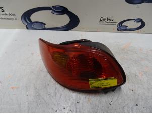 Używane Tylne swiatlo pozycyjne lewe Peugeot 206 CC (2D) 1.6 16V Cena € 35,00 Procedura marży oferowane przez De Vos Autodemontagebedrijf