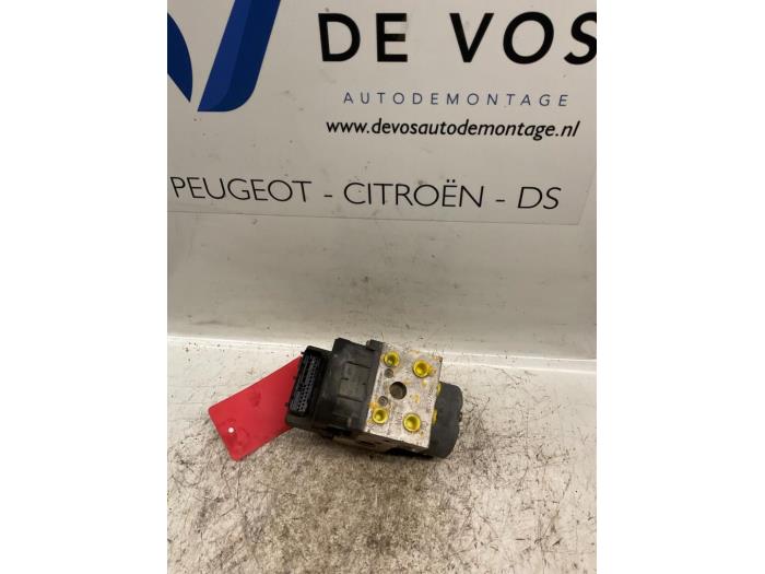 Usagé Pompe ABS Peugeot 605 (6B) 3.0 SV,Executive V6 24V Prix € 90,00 Règlement à la marge proposé par De Vos Onderdelen