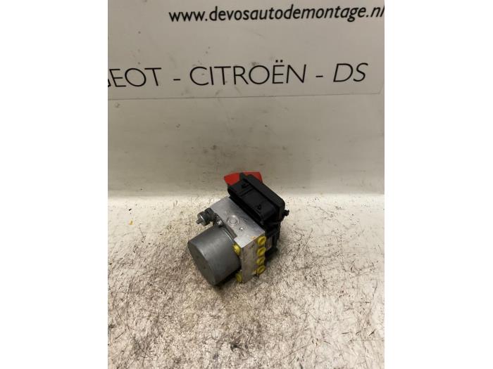 Begagnade ABS-pump Peugeot 107 1.0 12V Pris € 90,00 Marginaltabell erbjuds av De Vos Onderdelen