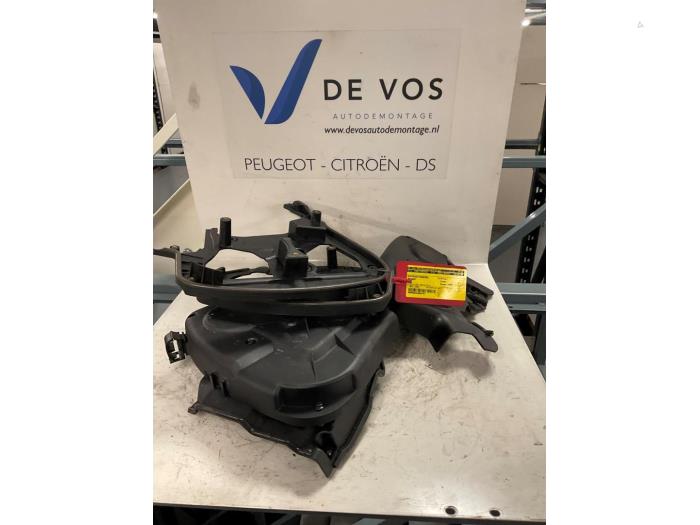 Usagé Couvercle de distribution Peugeot 406 Coupé (8C) 2.9 V6 24V Prix € 45,00 Règlement à la marge proposé par De Vos Onderdelen