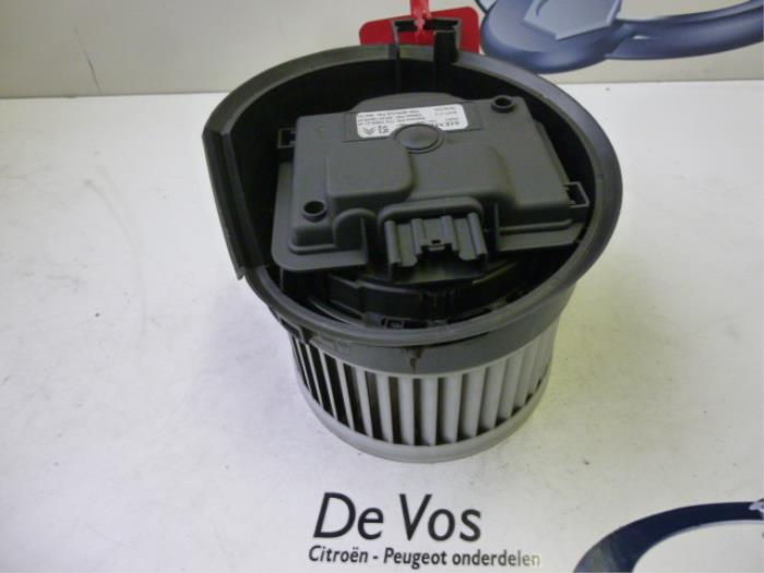 Motor de ventilador de calefactor de un Peugeot 407 SW (6E) 2.0 HDiF 16V 2004