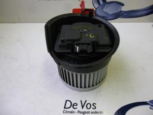 Usados Motor de ventilador de calefactor Peugeot 407 (6D) 2.0 HDiF 16V Precio € 55,00 Norma de margen ofrecido por De Vos Autodemontagebedrijf