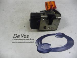 Used Door lock mechanism 2-door, left Peugeot 307 (3A/C/D) 1.6 HDi 16V Price € 35,00 Margin scheme offered by De Vos Autodemontagebedrijf