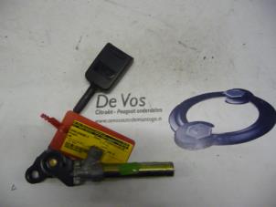 Usagé Tendeur de ceinture droit Peugeot 406 (8B) 2.0 HDi 90 Prix € 45,00 Règlement à la marge proposé par De Vos Autodemontagebedrijf