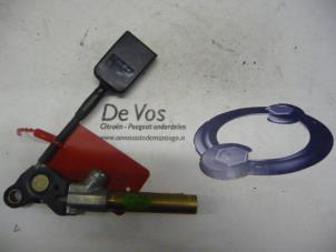 Usagé Tendeur de ceinture droit Peugeot 406 (8B) 1.9 dt Prix € 45,00 Règlement à la marge proposé par De Vos Autodemontagebedrijf