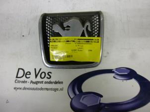 Usagé Emblème Peugeot 406 (8B) 1.9 dt Prix € 15,00 Règlement à la marge proposé par De Vos Autodemontagebedrijf