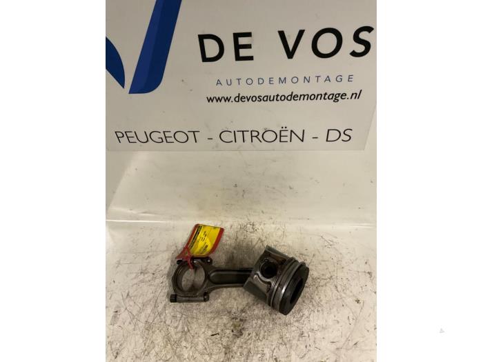 Usados Pistón Peugeot 407 (6D) 2.0 HDiF 16V Precio € 70,00 Norma de margen ofrecido por De Vos Onderdelen