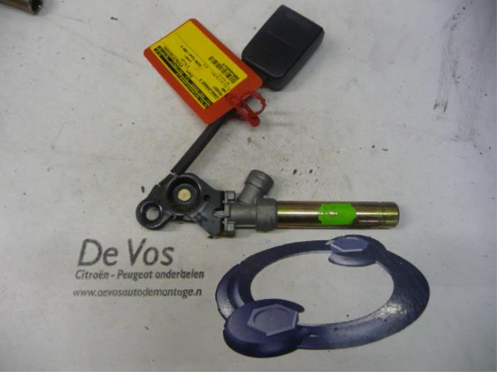 Seatbelt tensioner, right from a Peugeot 306 Break (7E) 1.9 D 1999