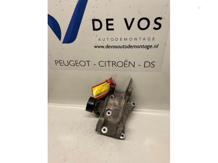 Usagé Support dynamo haut Peugeot 307 SW (3H) 2.0 HDi 110 FAP Prix € 45,00 Règlement à la marge proposé par De Vos Onderdelen