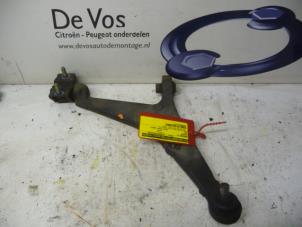 Usagé Bras de suspension avant droit Peugeot 106 II 1.4 XN,XR,XS,XT Prix € 35,00 Règlement à la marge proposé par De Vos Autodemontagebedrijf