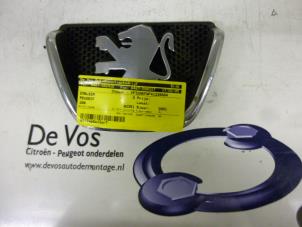 Usagé Emblème Peugeot 206 (2A/C/H/J/S) 1.4 XR,XS,XT,Gentry Prix € 15,00 Règlement à la marge proposé par De Vos Autodemontagebedrijf