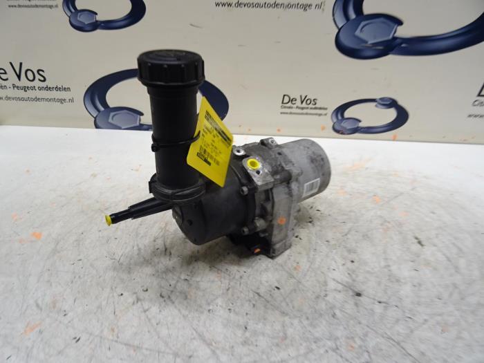 Power steering pump from a Peugeot 3008 2016