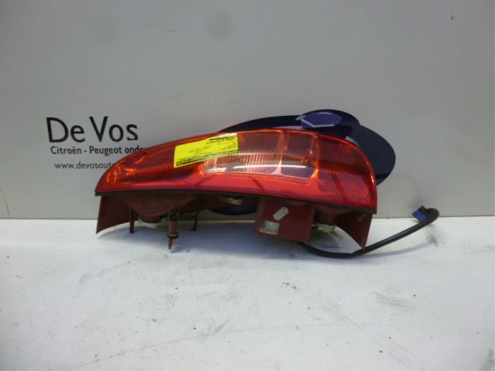 Taillight, left from a Peugeot 807 2.0 HDi 16V 2005