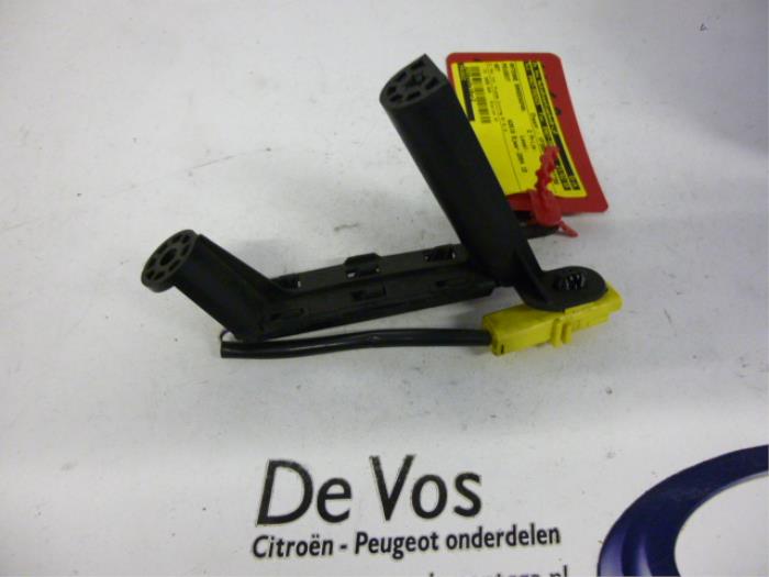 Begagnade Däcktrycksantenn Peugeot 407 SW (6E) 2.0 HDiF 16V Pris € 10,00 Marginaltabell erbjuds av De Vos Onderdelen