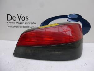 Usagé Feu arrière droit Peugeot 306 (7A/C/S) 1.4 XN,XR,XA,XRA Prix € 35,00 Règlement à la marge proposé par De Vos Autodemontagebedrijf