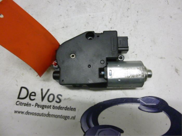 Sunroof motor from a Citroën C5 II Berline (RC) 2.0 HDiF 16V 2007