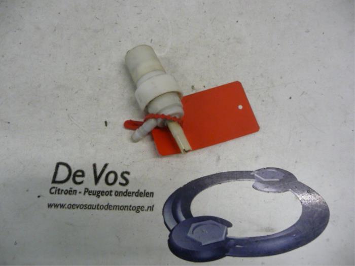 Windscreen washer pump from a Peugeot 605 (6B) 3.0 SV,Executive V6 24V 1999