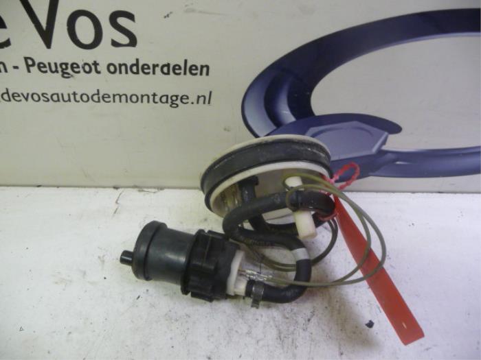 Gebrauchte Kraftstoffpumpe Elektrisch Peugeot 306 (7A/C/S) 1.4 XN,XR,XA,XRA Preis € 45,00 Margenregelung angeboten von De Vos Onderdelen